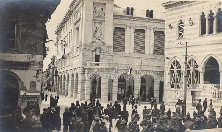 Udine piazza V.E.. Guardia germanica che si reca in piazza Umberto I per il cambio della guardia..jpg